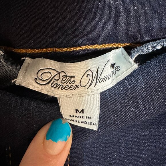 The Pioneer Woman Medium Pull-On Embroidered Denim Stretch Cropped Jeans Capris - Picture 5 of 10